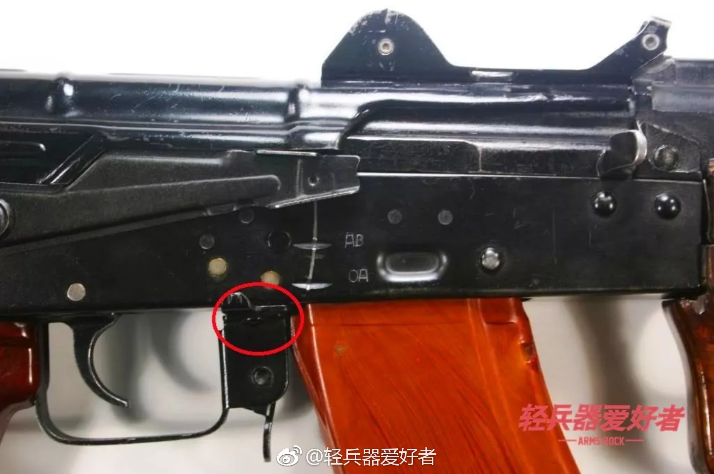 akmsu步枪与其他枪械的差别可以从细节中看出,例如铆钉便有一定的差别