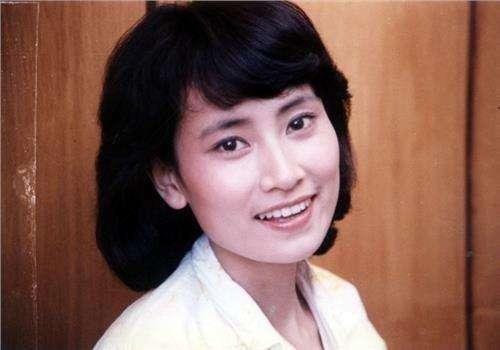 61岁陈燕华全家近照,嫁教授恩爱三十年,女儿貌美成学霸