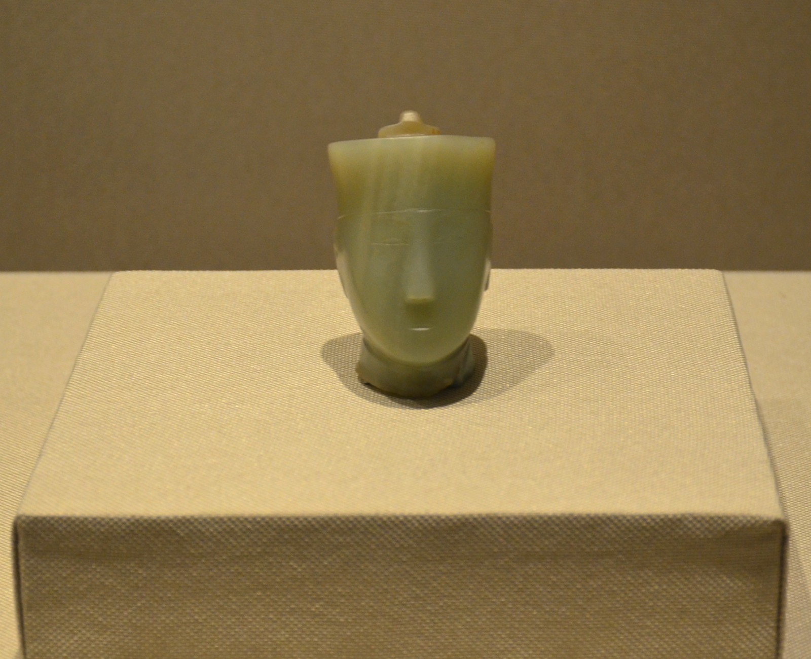 西汉时期极罕见的玉俑头五官端正胡须稀疏且长眼直鼻