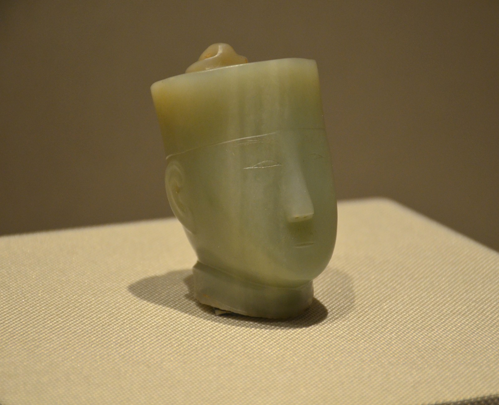 西汉时期极罕见的玉俑头五官端正胡须稀疏且长眼直鼻