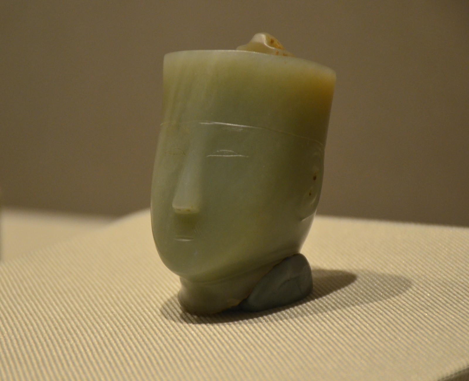 西汉时期极罕见的玉俑头五官端正胡须稀疏且长眼直鼻