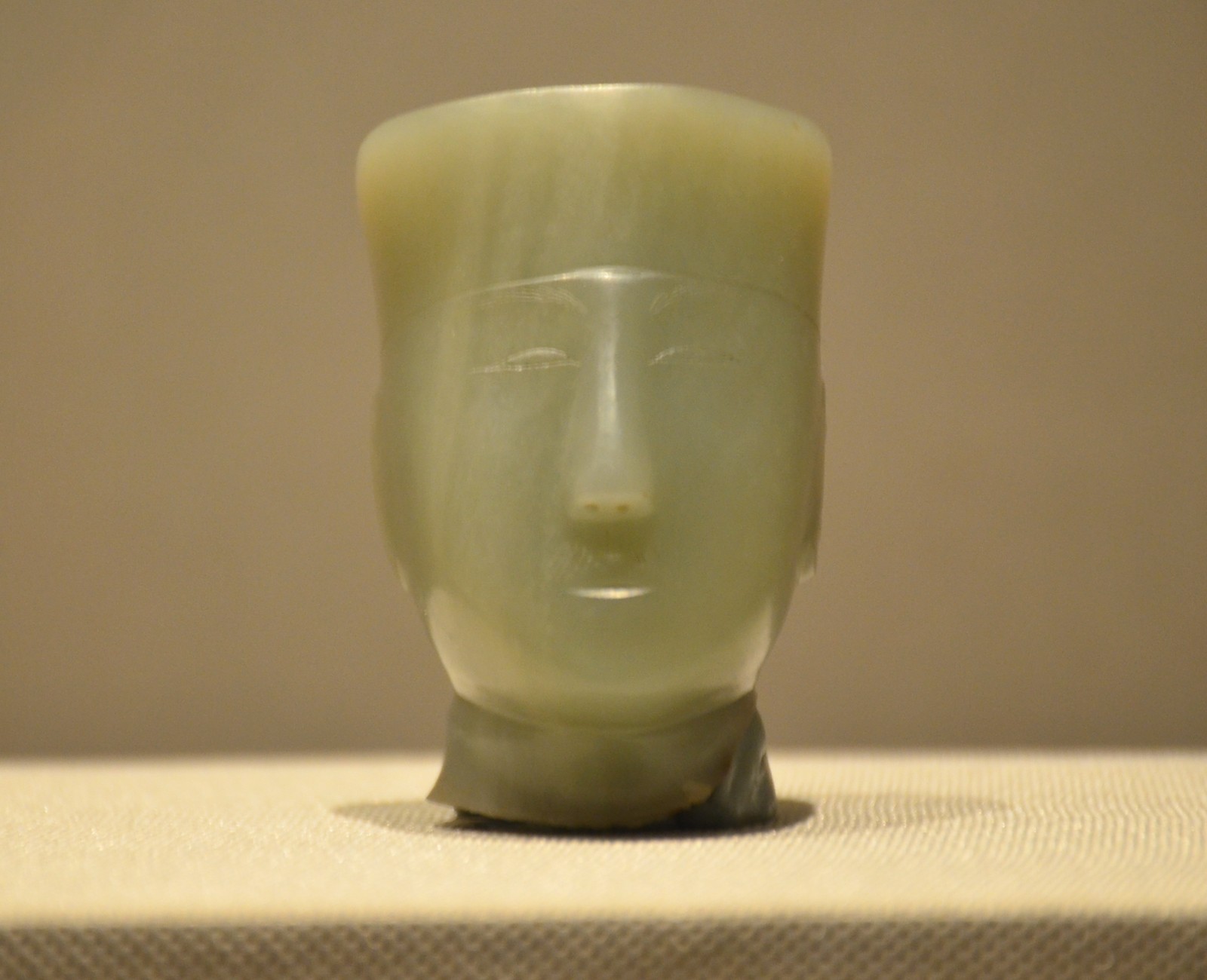 西汉时期极罕见的玉俑头五官端正胡须稀疏且长眼直鼻