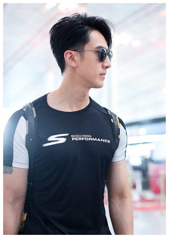 吴尊机场秀胸肌,网友关注点却在手上,对neinei是真宠溺