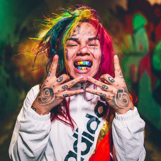 美国备受争议的网红说唱歌手6ix9ine