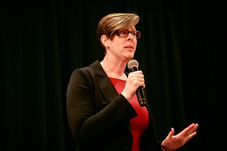 无声抗议!川普亲颁年度教师奖 获奖者把反川徽