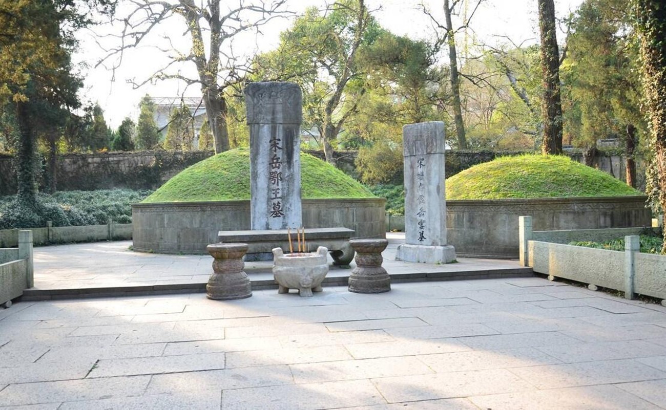 清朝官员李卫祭拜岳飞,看见一跪像说:此人不够资格跪拜,扔掉!