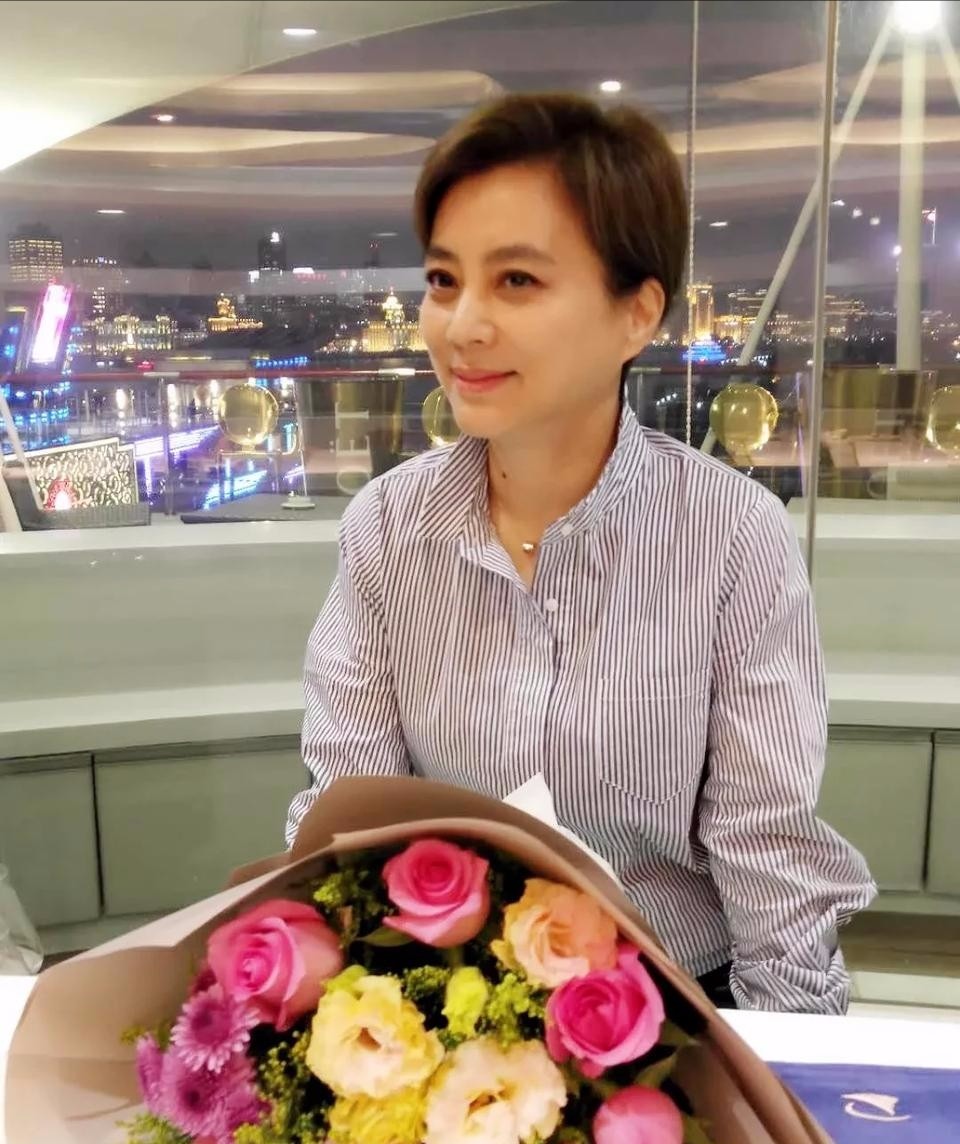 李玲玉的短发形象风情干练喜欢她吗