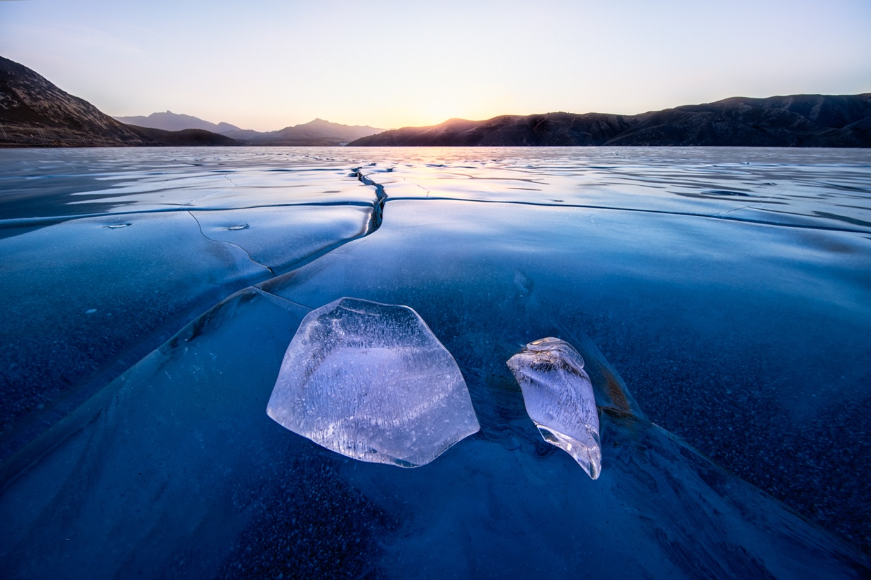 幽蓝色的冰泡背后水有多深?微距摄影,给你呈现惊艳的超级梦幻!