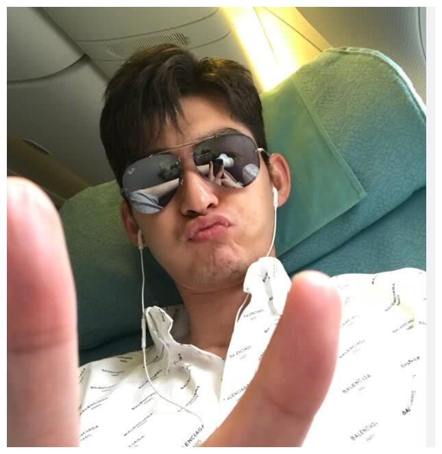 34岁张翰的无修图与精修图,一个嘟嘴卖萌大叔一个翩翩美少年