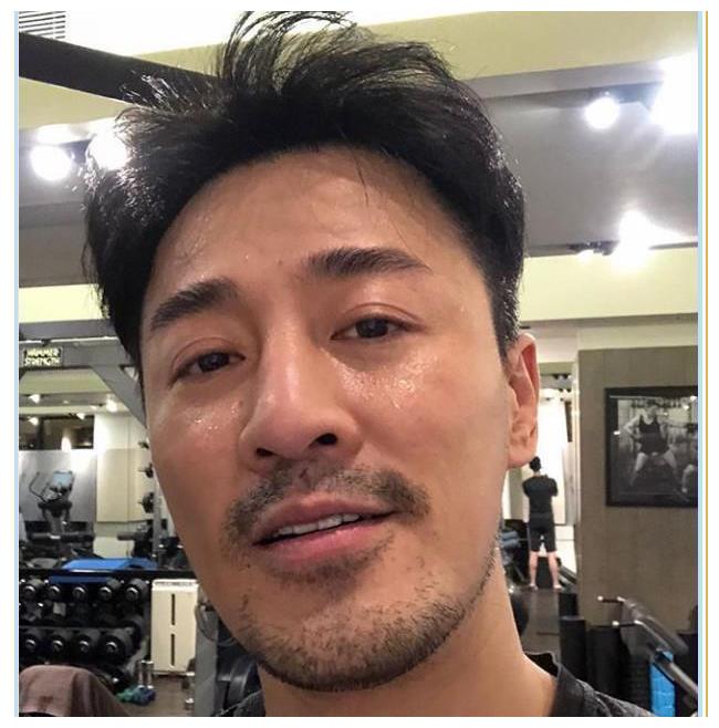林峰在ins晒了一张自拍,一脸胡渣沧桑感,粉丝喊话1号剃胡子