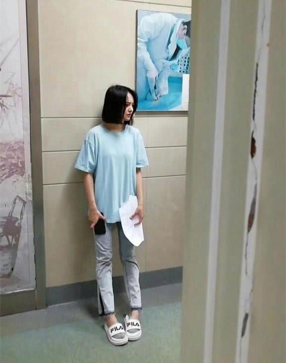 郑爽的剧照来了,感觉没有变胖,穿着拖鞋拍戏太任性!