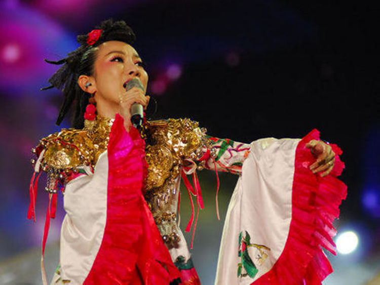 娱乐圈第一人,春晚屡出洋相还闪婚,与老公相识两小时就领证