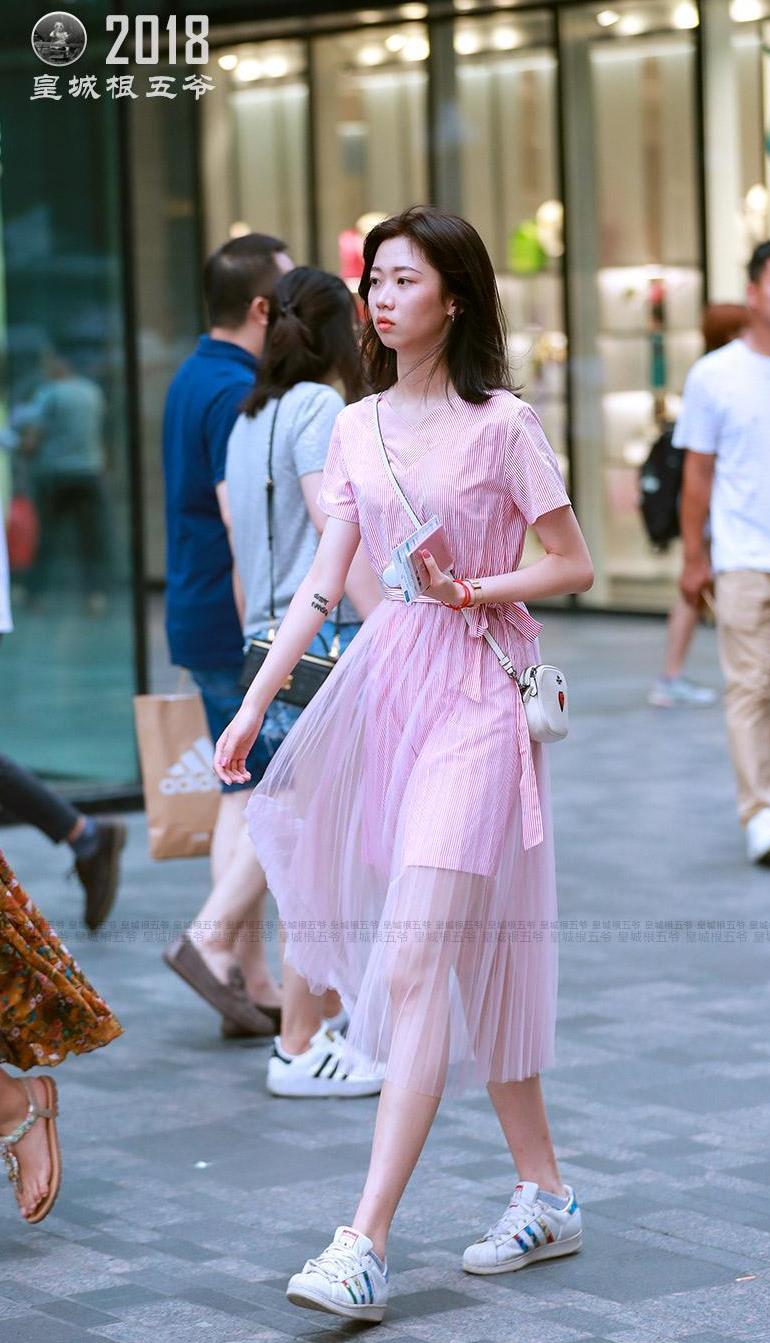 街拍清凉性感的夏日穿搭时髦美女夏日穿搭不重样