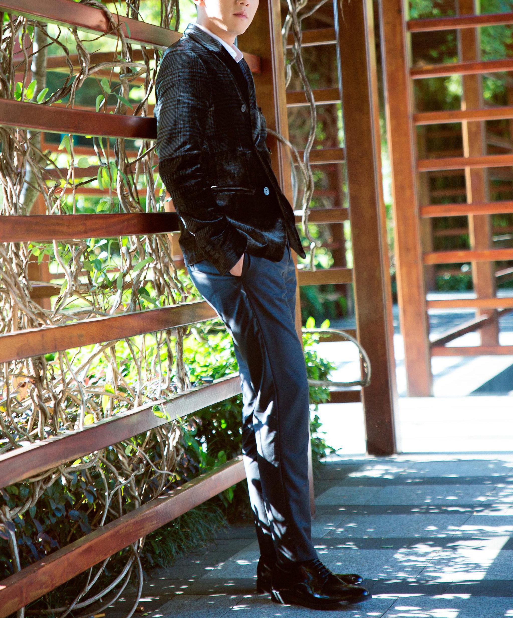 郑恺丝绒西装华贵儒雅 尽显成熟绅士风范