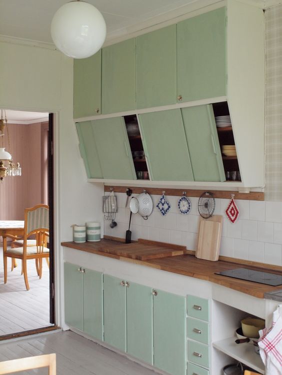 吊柜做成倾斜式的,比起传统吊柜