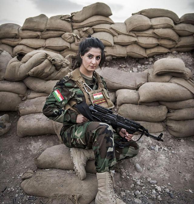 女孩战场上杀死200多个isis, 回国被当做恐怖分子关进监狱