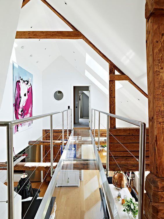 复式楼现浇楼板还没做,直接装成玻璃地面,悬在半空中,有点意思