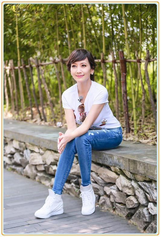 赵雅芝真把自己当少女了?63岁挑战蕾丝短裤,网友:这腿骗不了人