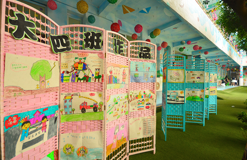 南充高坪:清溪幼儿园举行"安全在我心中"绘画展板活动