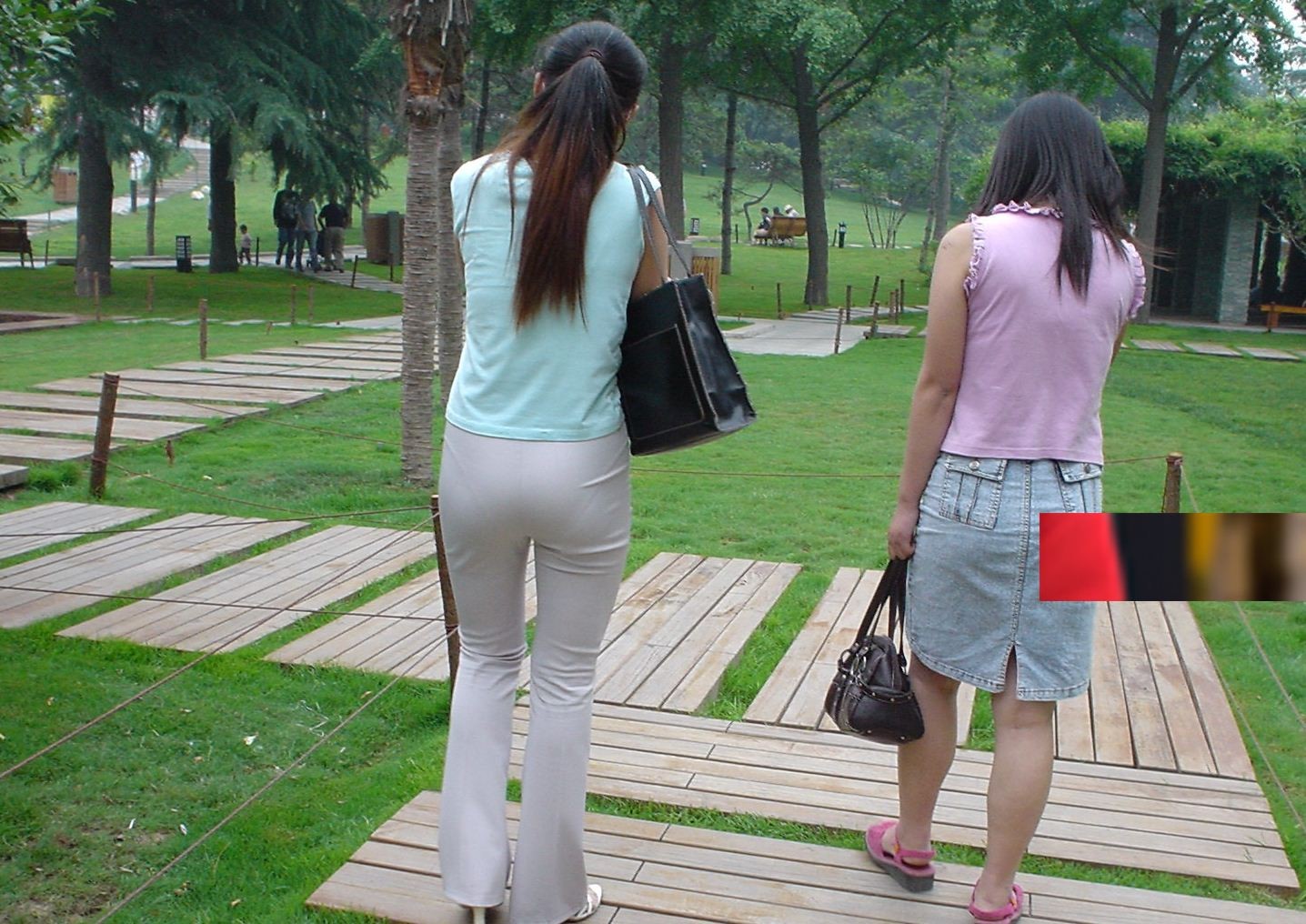 街拍米色超薄紧身裤的大姐这是去哪里带上我吗