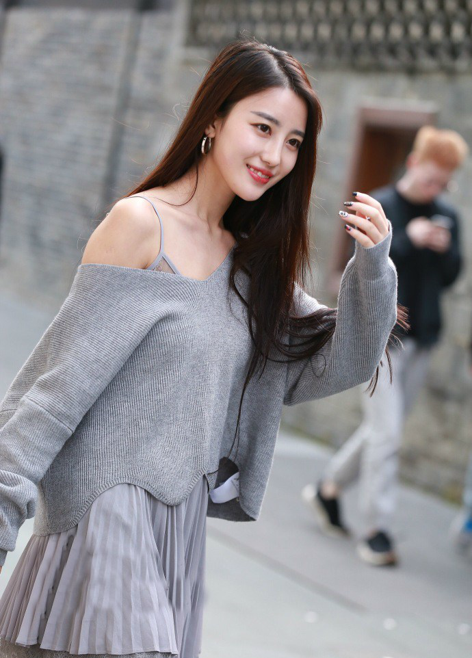 长发披肩的时尚姑娘这么穿恬静优雅