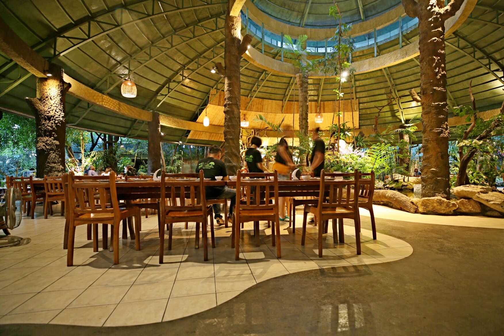 泰国khaomao-khaofang restaurant网红餐厅黑森林整个酒店就像在森