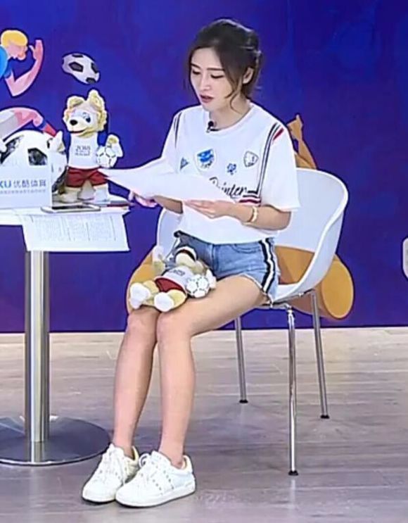 根据现场截图我们可以看到,陈一发儿当时上身穿短袖上