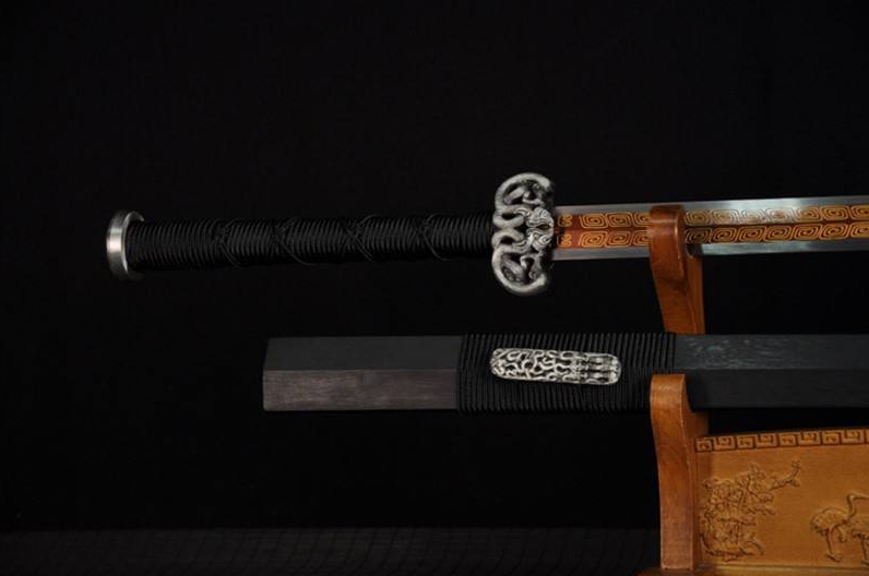 第四种是秦八棱青铜剑,是在一九九四年被发现的,长度也是八十多厘米