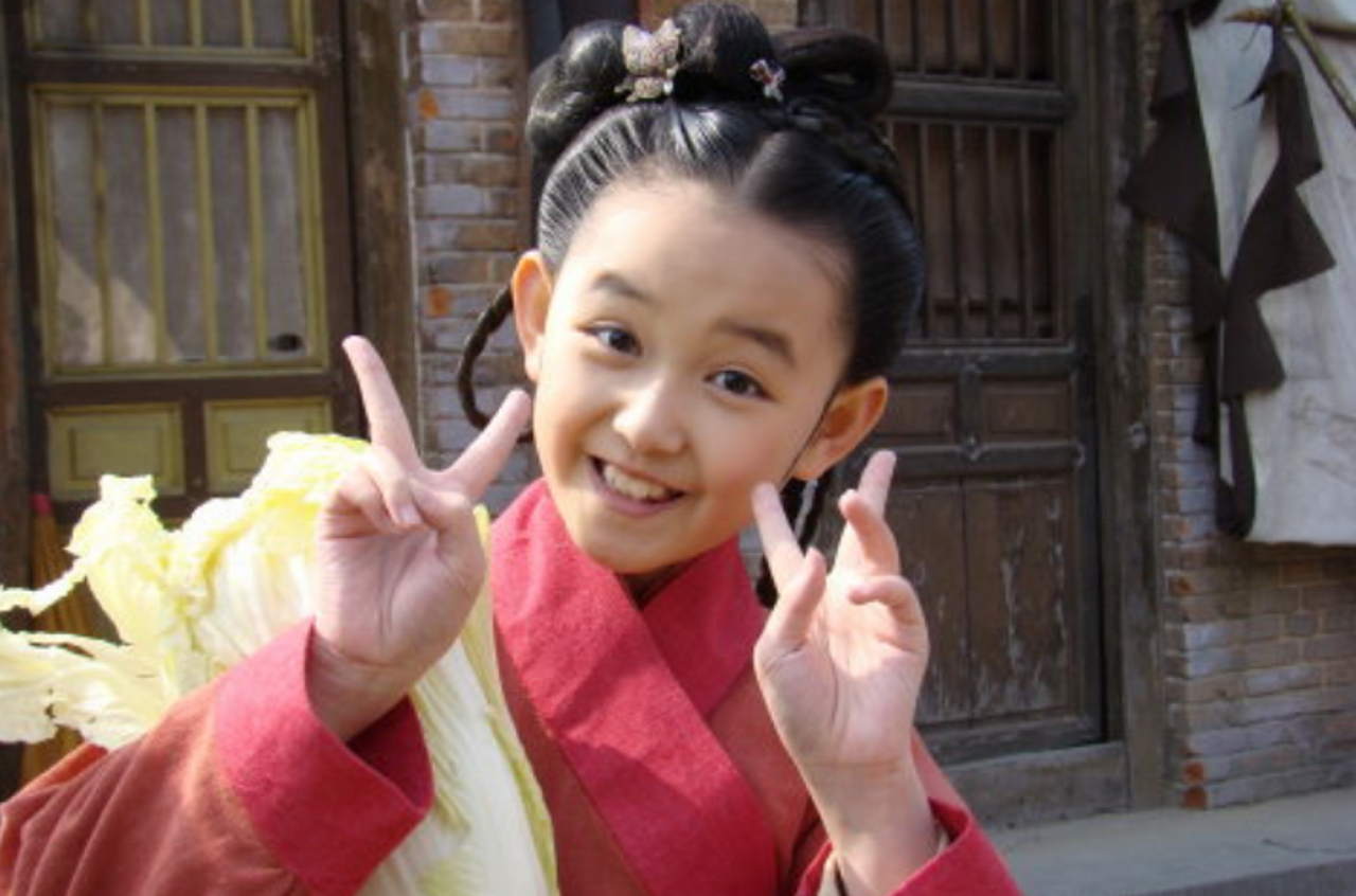 快被遗忘的童星,13岁就拍吻戏,拍打戏导致骨裂,长大后更漂亮_新浪看点