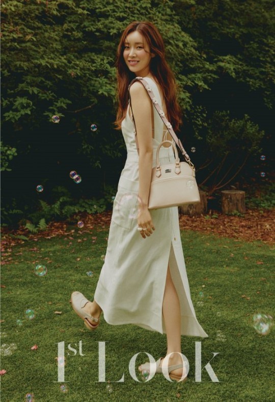 韩国女艺人车婧媛拍杂志写真展优雅迷人魅力