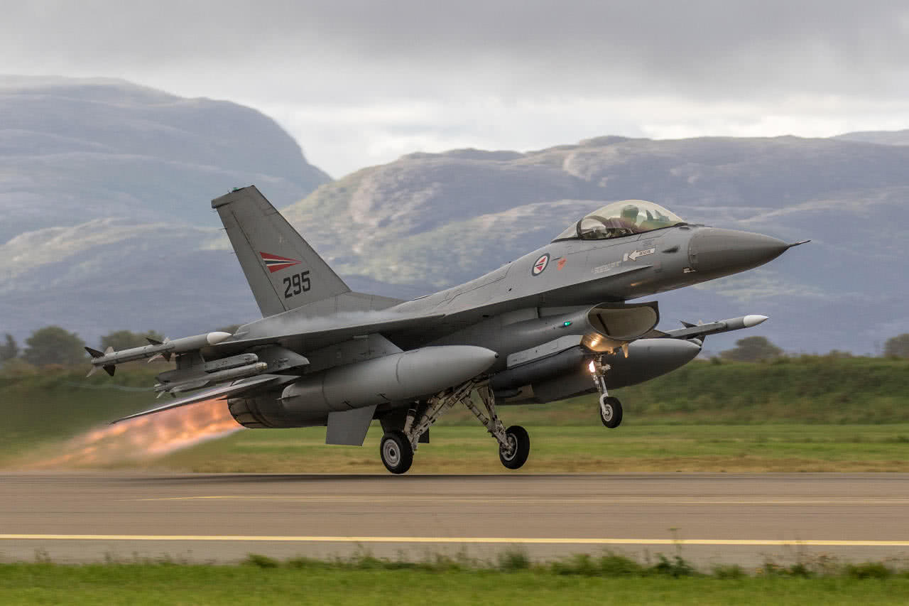 f-16战斗机起飞时吞鸟,不断喷出团团火焰