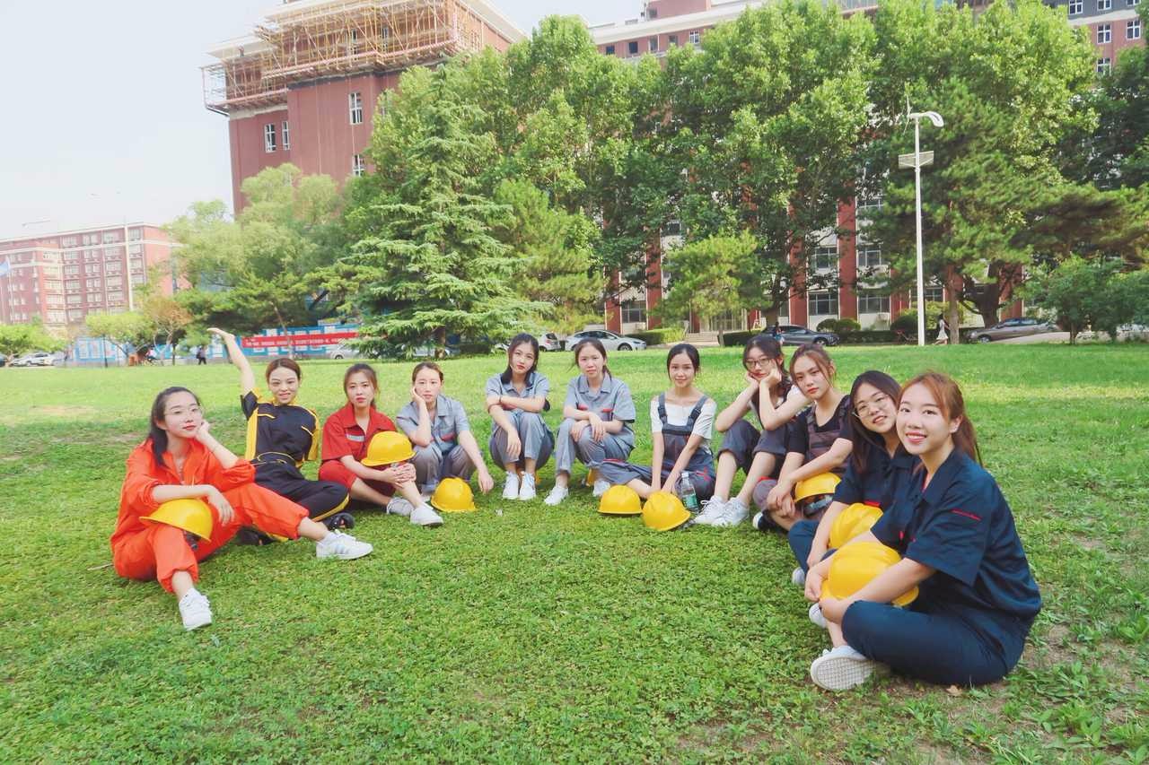 校园到处施工无处取景,大学生在建筑工地拍创意毕业照