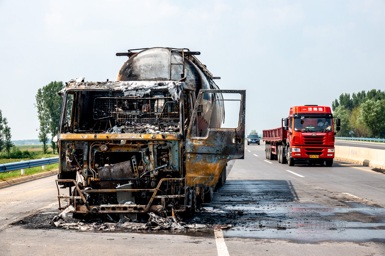 罐子货车自燃,车头只剩骨架,惨不忍睹,过往司机引以为戒!