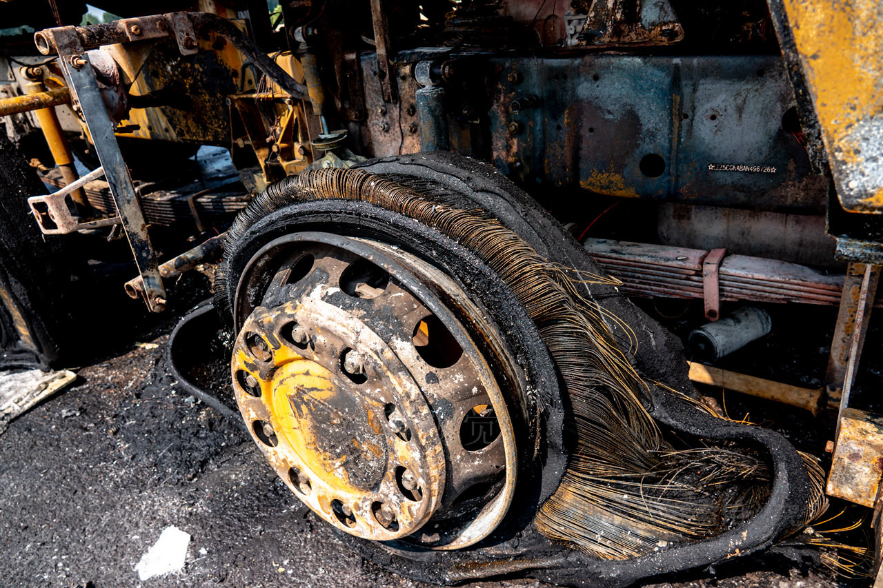 罐子货车自燃,车头只剩骨架,惨不忍睹,过往司机引以为戒!