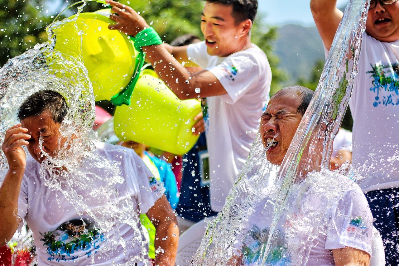 大山深处的山水狂欢美女领衔泼水节的湿身之旅