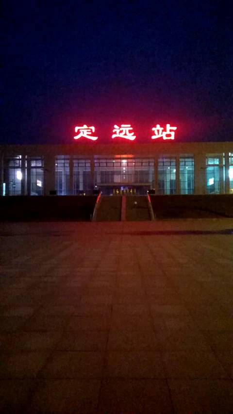 定远高铁站外面卫生间没有灯光,洗手池没有水,水龙头多有损坏