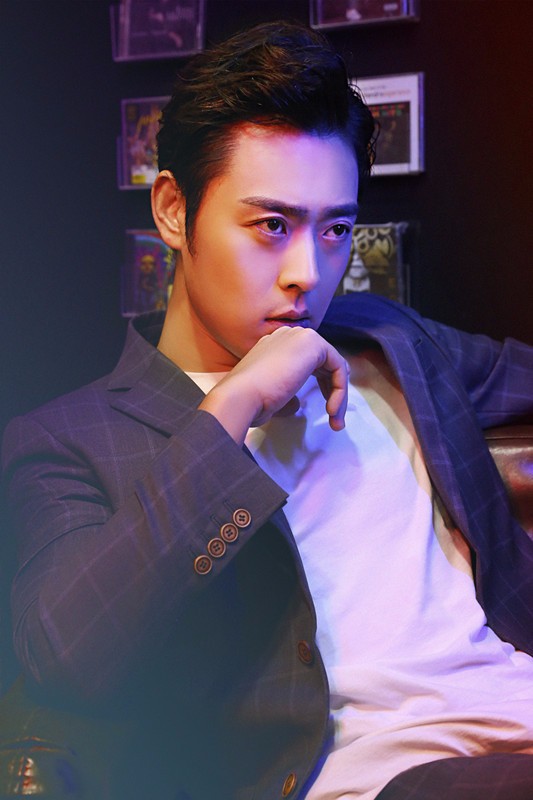 张桐全新写真曝光 格子西装尽展古典绅士风