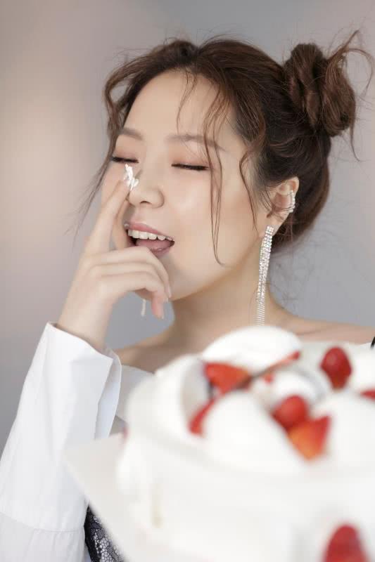 新生代歌手于果侧脸走红网络娓娓动听撩人心弦