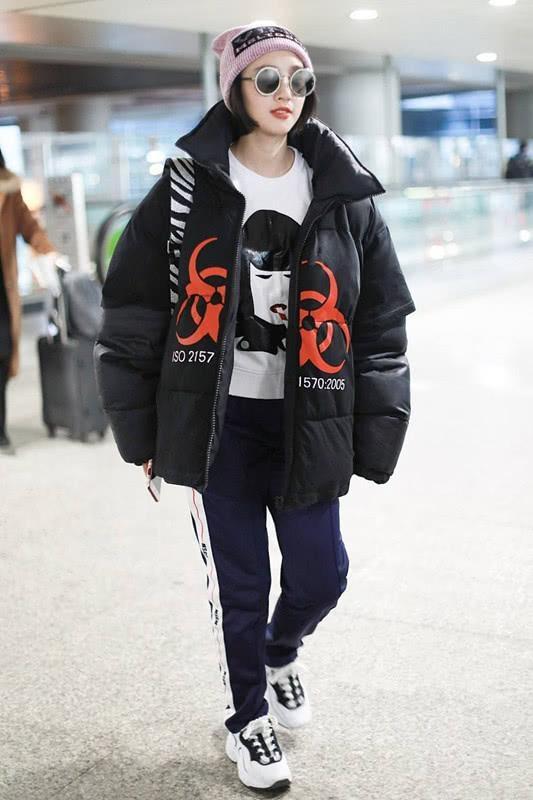 冯提莫穿白色羽绒服配运动裤,打扮出学生模样,太少女了!