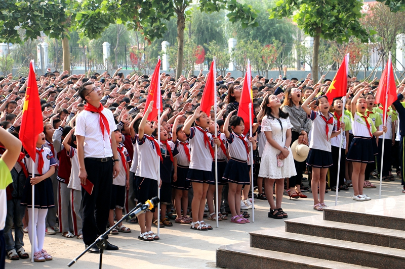 临沂兰山:新桥小学举行"争做新时代好少年"一年级入队仪式