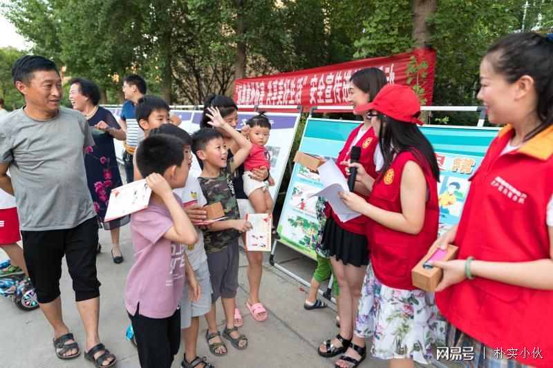 人人看人人干激发群体意识，社会行动力快速提升，多方协作推动发展，全民参与共创美好未来。