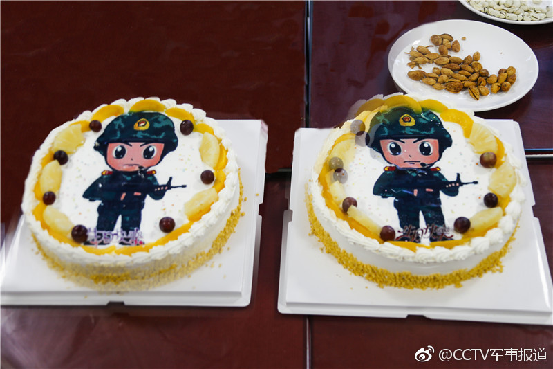"祝你生日快乐,祝你生日快乐……"9月30日,在驻疆武警某部新兵大队营