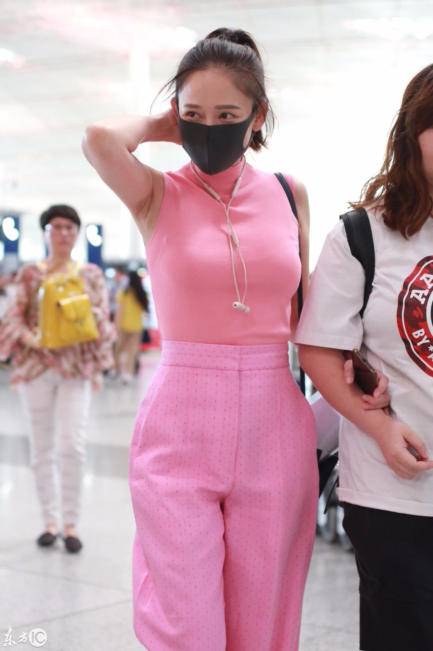 陈乔恩扎马尾辫穿粉色连体衣现身机场,戴口罩露出微笑挥手打招呼