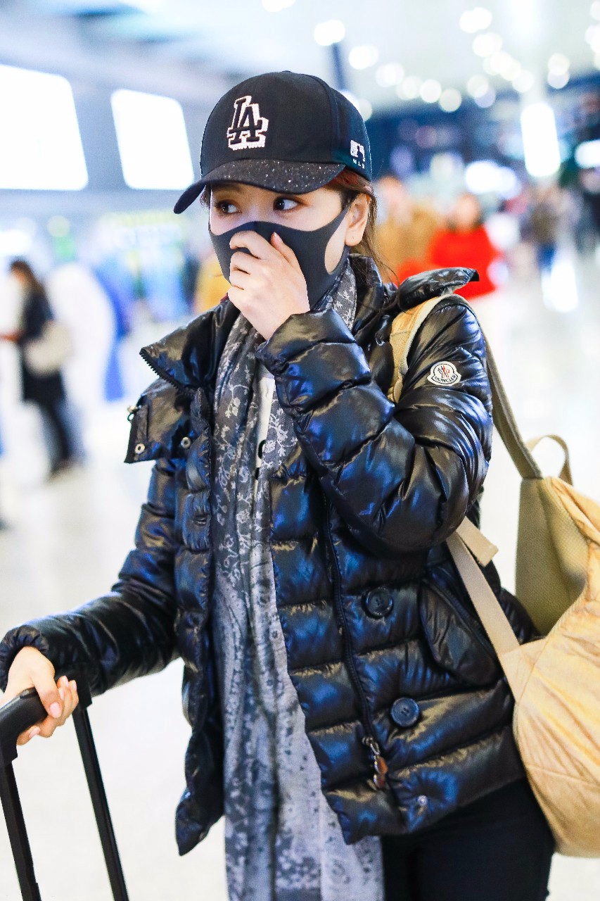 杨蓉穿黑色羽绒服现身机场,戴黑色棒球帽和口罩遮捂严实