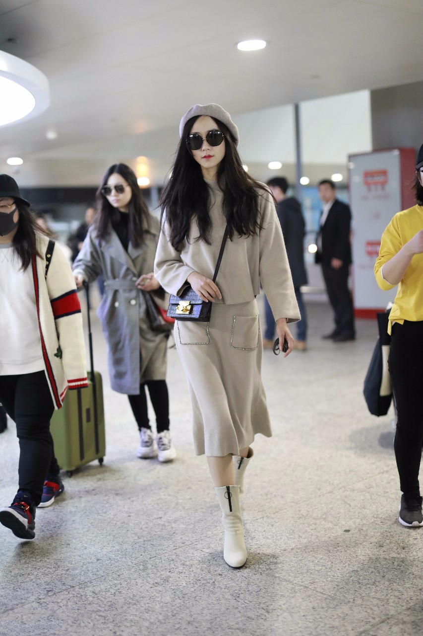 韩雪穿米色衣服搭配米色长裙现身机场,戴贝雷帽和墨镜皮肤白皙
