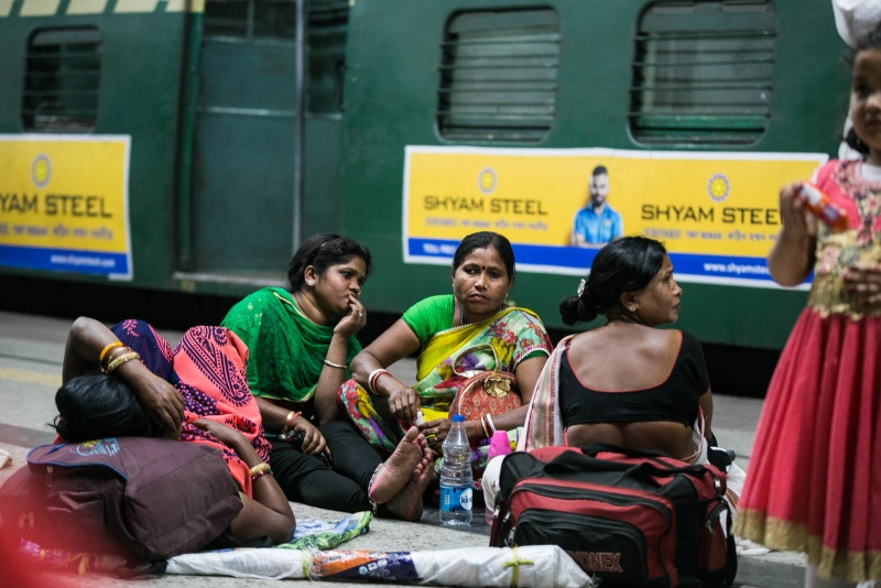印度火车有多拥挤,行李架都坐满了人,男女挤在一起