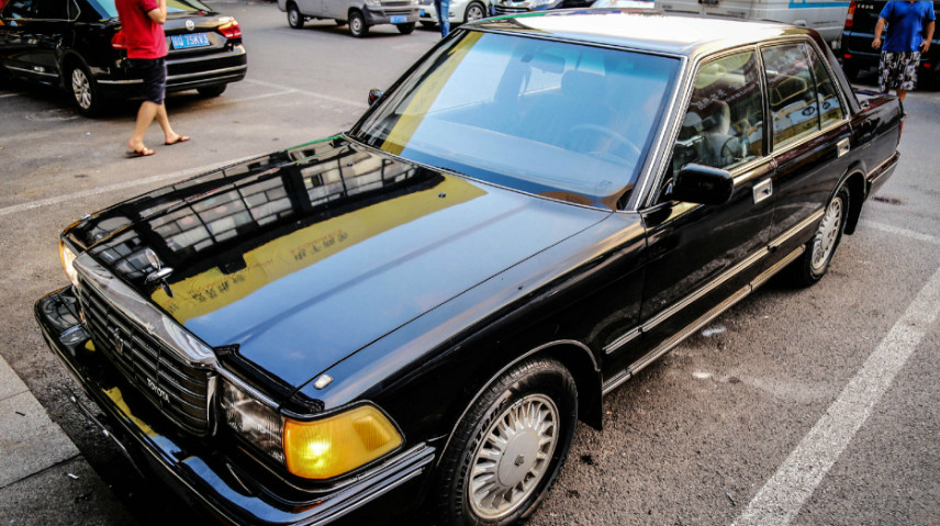 看过那么多款丰田皇冠,致敬经典的这款丰田皇冠132仍有魅力