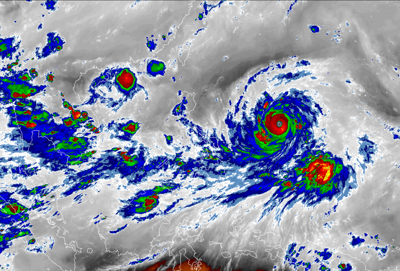 的水汽支援下个头快速膨胀,9月12日晚,在卫星云图上已显得无比庞大