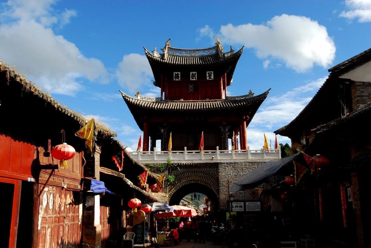 百马攻略 | 逛古城、吃小吃，游大理巍山古城、东莲花村