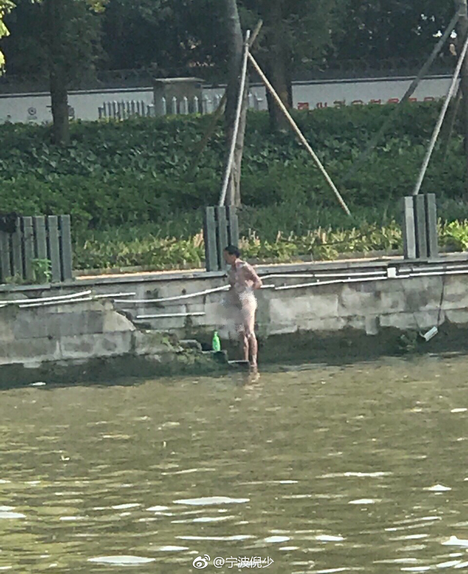 余姚最良江边散步看到光秃秃的一个人在洗澡
